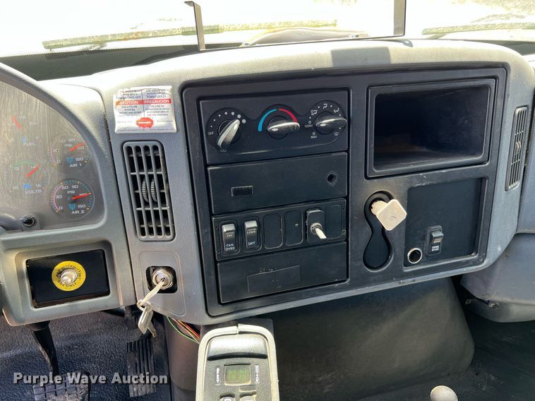 image for item DQ2166 2007 International 4300  dump truck