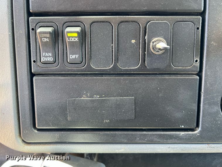 image for item DQ2166 2007 International 4300  dump truck