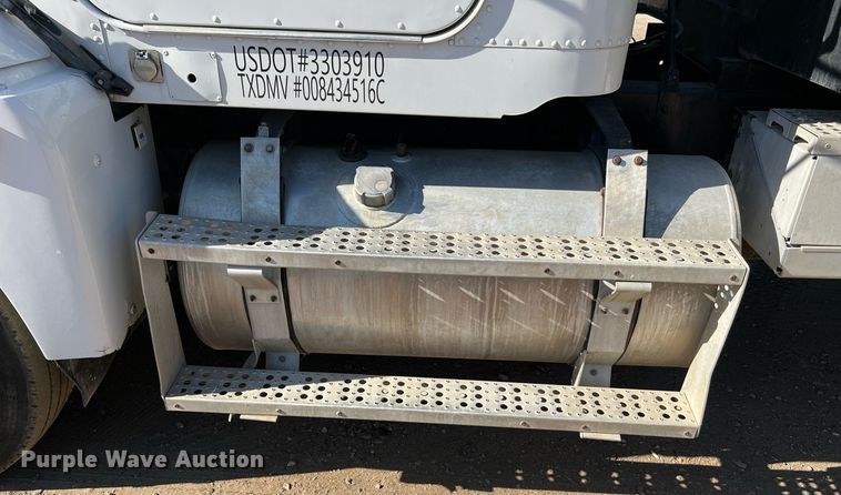 image for item DQ2167 2000 Freightliner FLD  dump truck