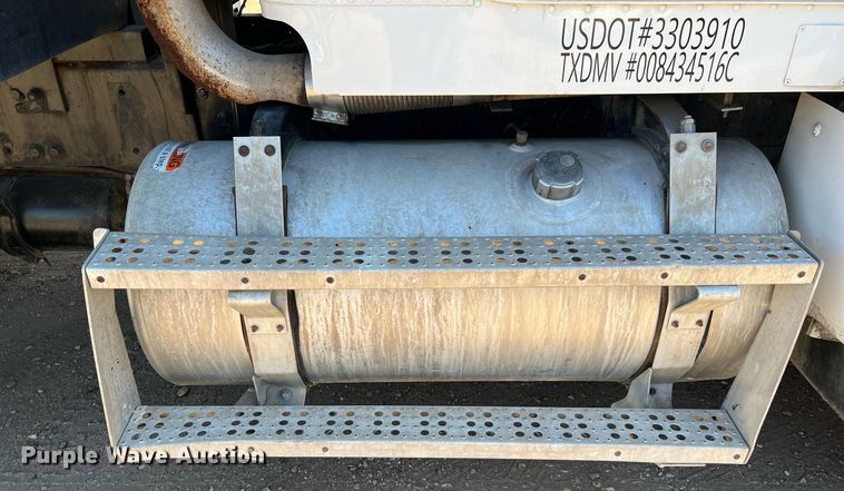 image for item DQ2167 2000 Freightliner FLD  dump truck