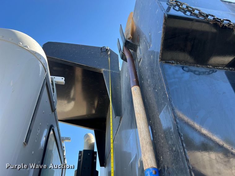 image for item DQ2167 2000 Freightliner FLD  dump truck