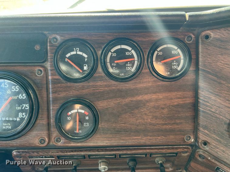 image for item DQ2167 2000 Freightliner FLD  dump truck