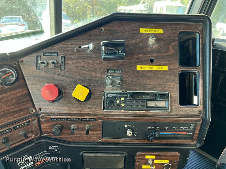 image for item DQ2167 2000 Freightliner FLD  dump truck