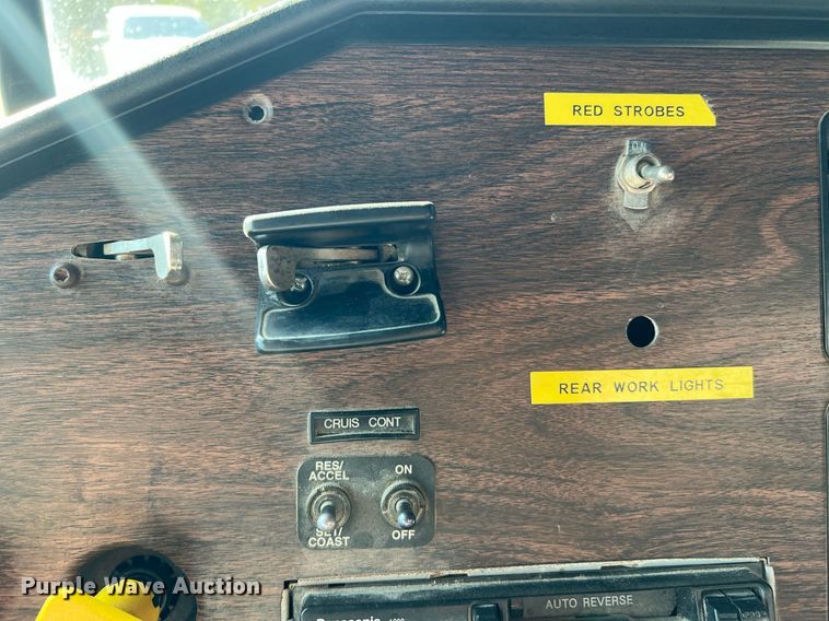 image for item DQ2167 2000 Freightliner FLD  dump truck