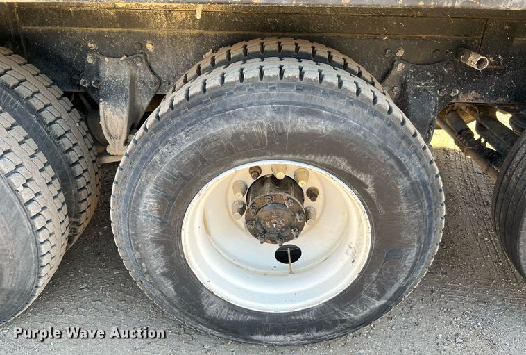 image for item DQ2167 2000 Freightliner FLD  dump truck