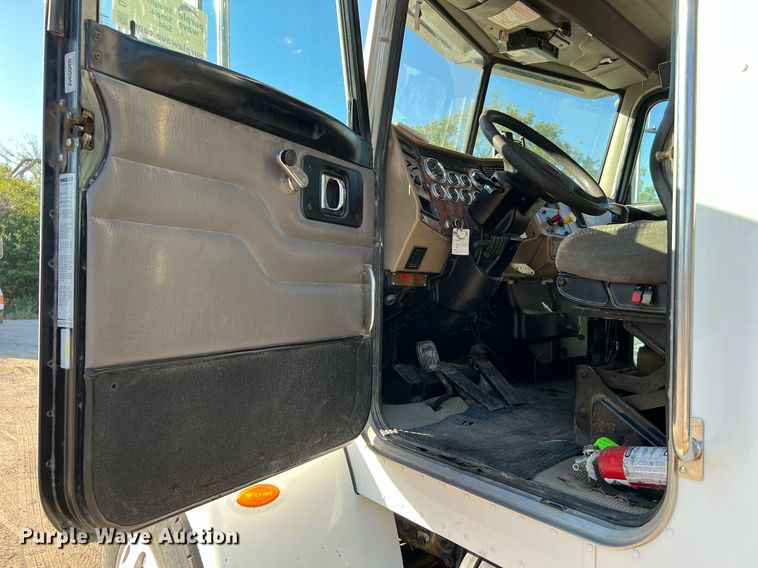 image for item DQ2168 2007 Peterbilt 340  dump truck