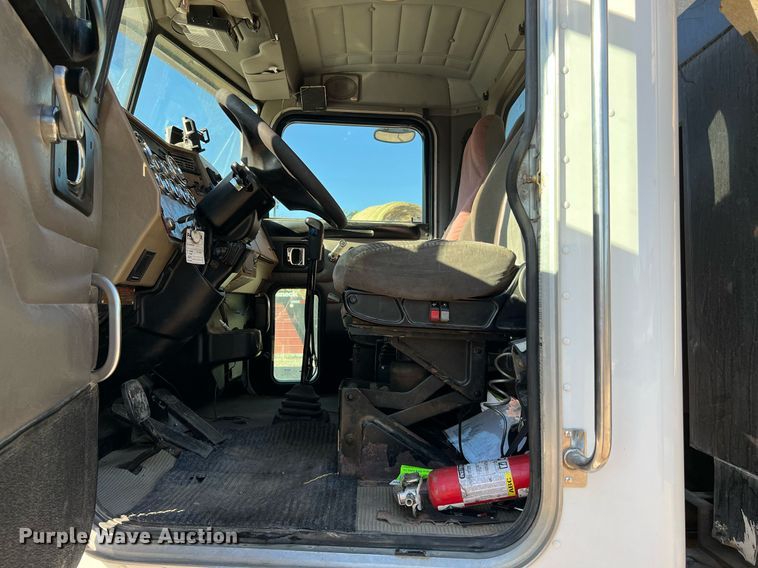 image for item DQ2168 2007 Peterbilt 340  dump truck