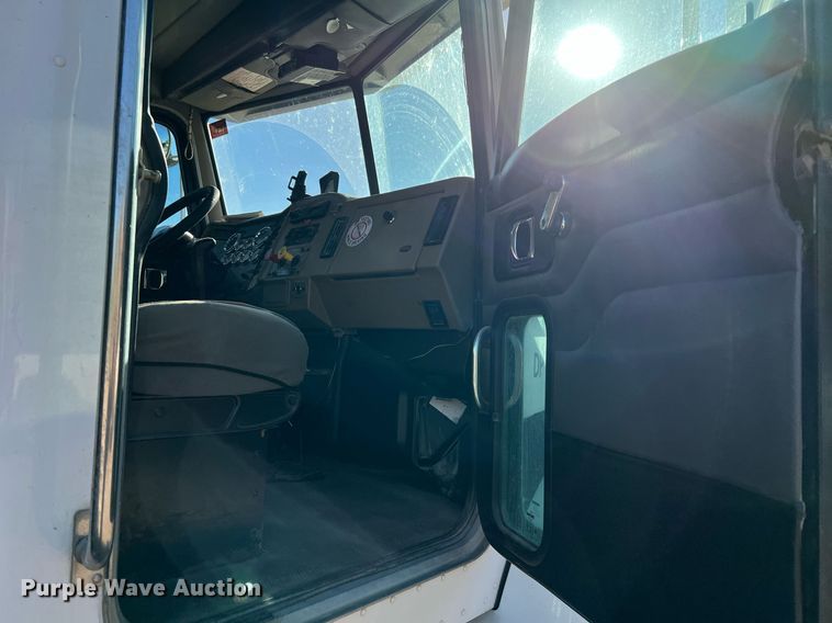 image for item DQ2168 2007 Peterbilt 340  dump truck