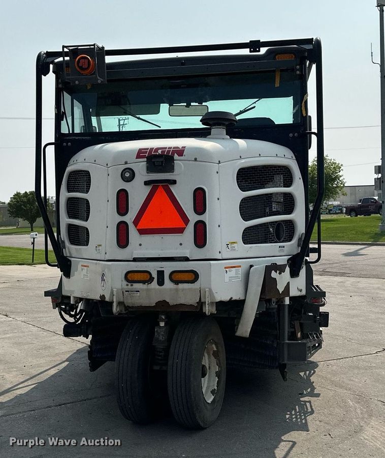 image for item DQ7364 2008 Elgin Pelican NP  street sweeper