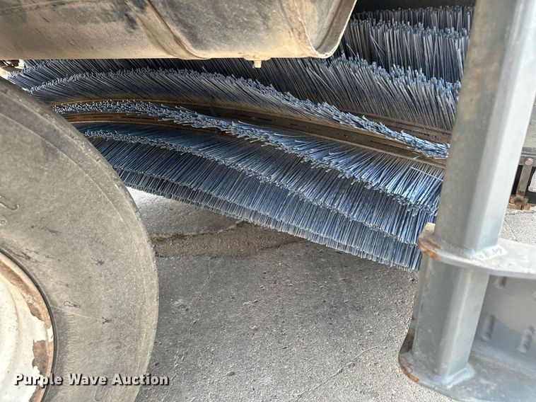 image for item DQ7364 2008 Elgin Pelican NP  street sweeper