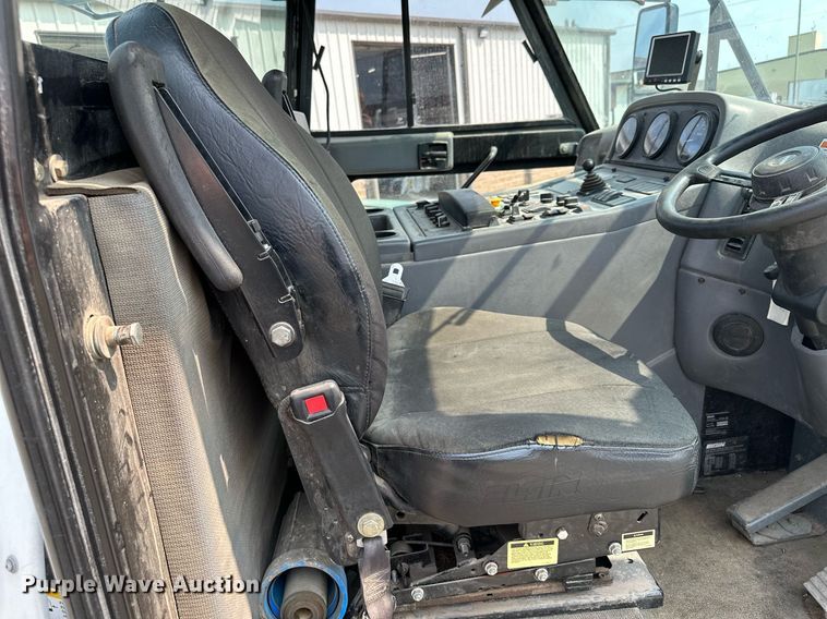 image for item DQ7364 2008 Elgin Pelican NP  street sweeper