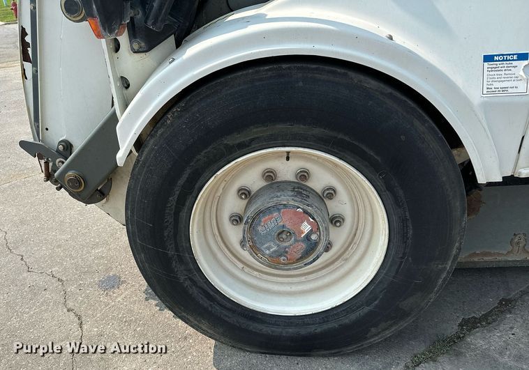 image for item DQ7364 2008 Elgin Pelican NP  street sweeper