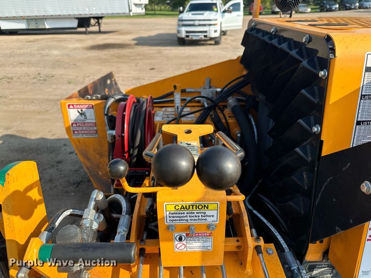 image for item DQ7365 2018 LeeBoy 8500D  paver