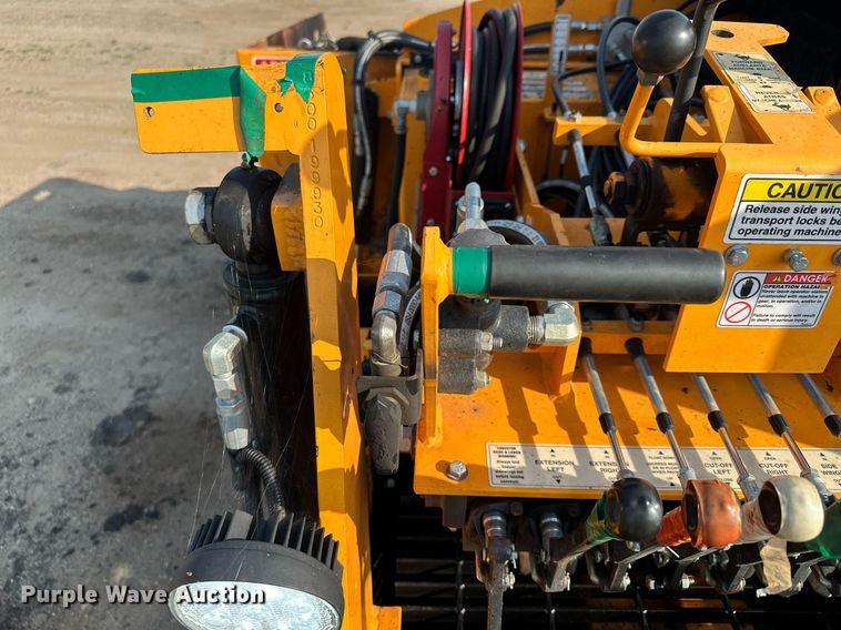 image for item DQ7365 2018 LeeBoy 8500D  paver