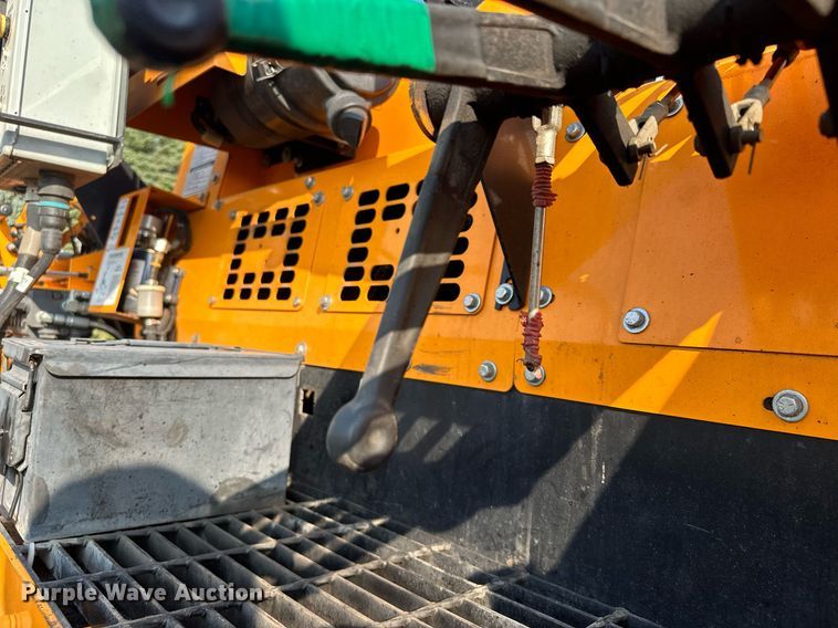 image for item DQ7365 2018 LeeBoy 8500D  paver