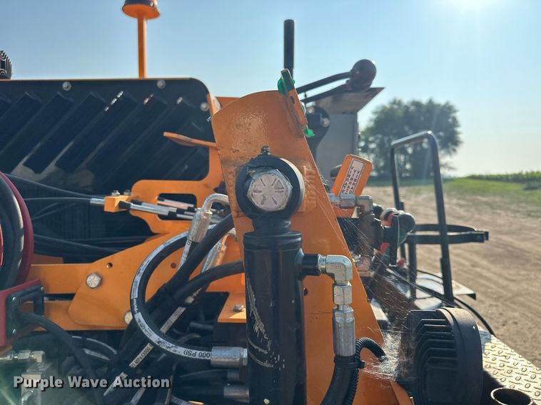 image for item DQ7365 2018 LeeBoy 8500D  paver