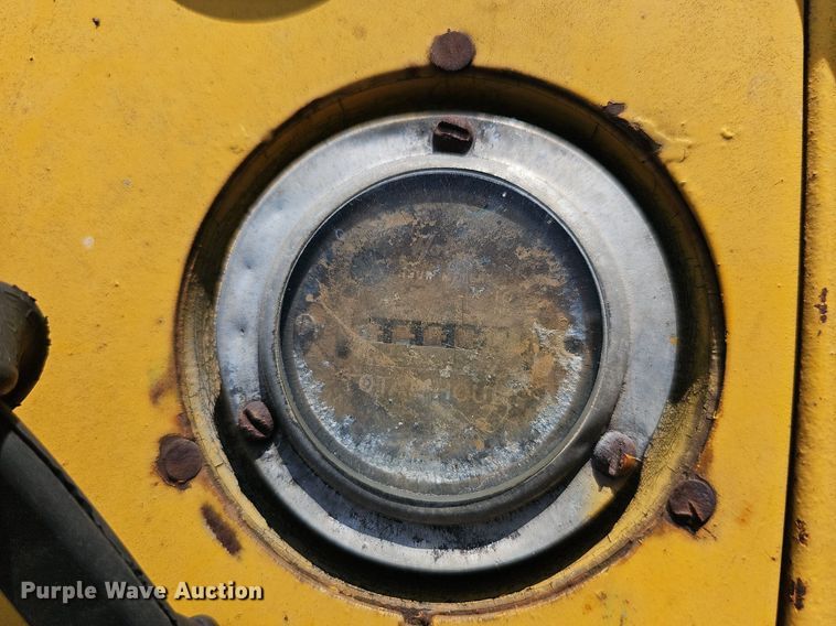 image for item DR3421 John Deere 831  track loader