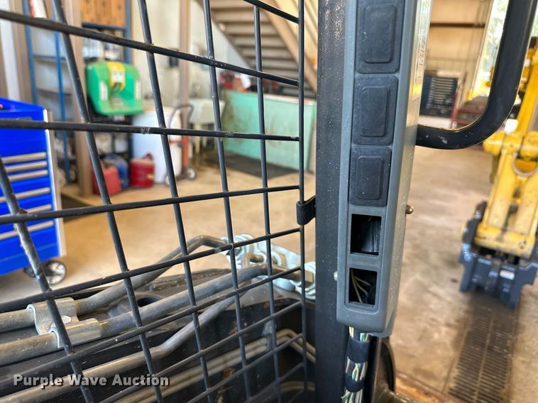 image for item DS2255 2011 New Holland C227  skid steer loader