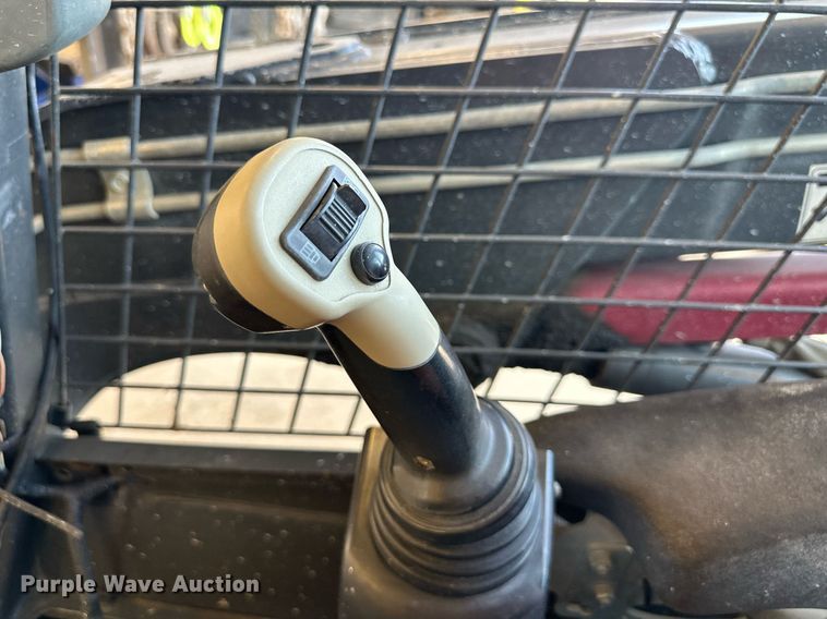 image for item DS2255 2011 New Holland C227  skid steer loader