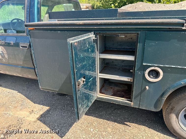 image for item DS2257 2000 Chevrolet C3500  utility bed pickup truck