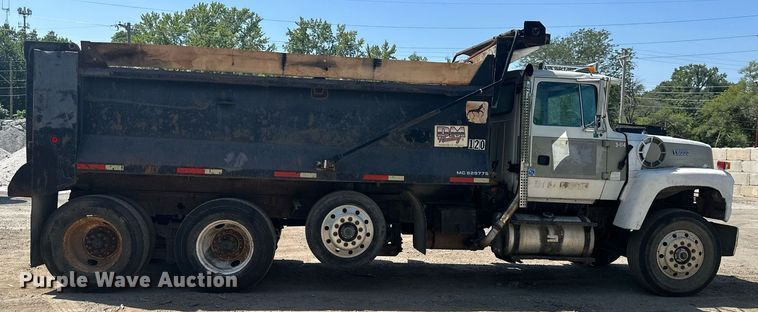 image for item DS2258 1995 Ford L8000  dump truck