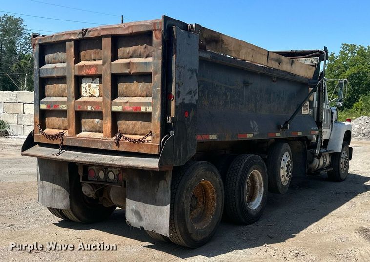 image for item DS2258 1995 Ford L8000  dump truck