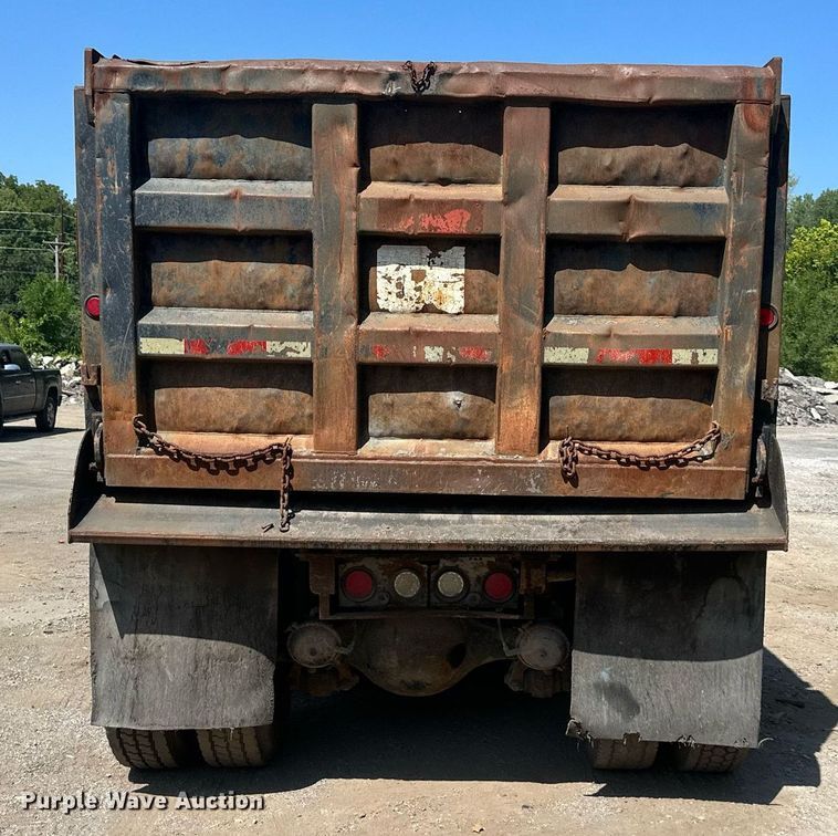 image for item DS2258 1995 Ford L8000  dump truck