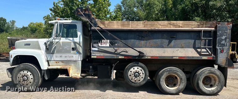 image for item DS2258 1995 Ford L8000  dump truck