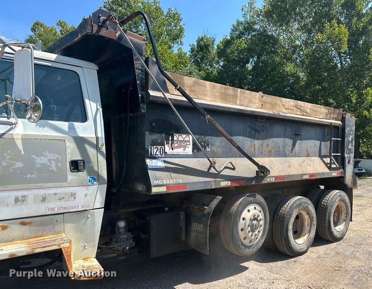 image for item DS2258 1995 Ford L8000  dump truck