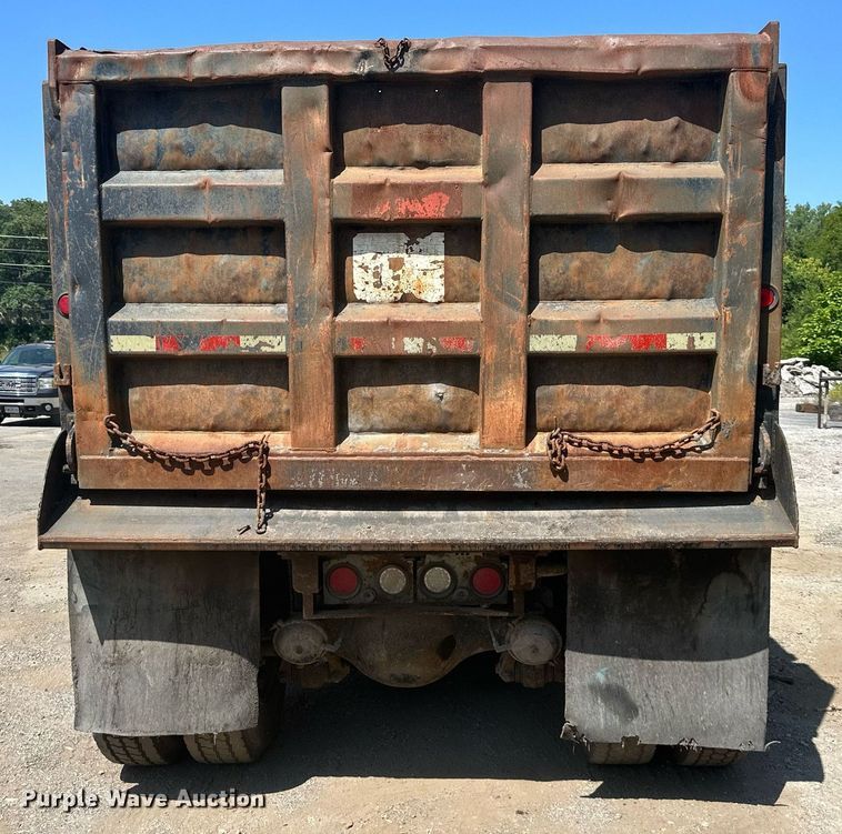 image for item DS2258 1995 Ford L8000  dump truck