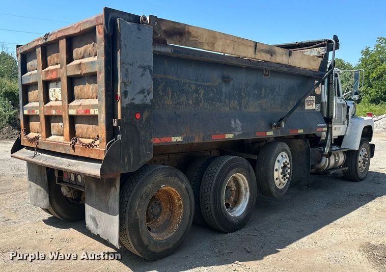 image for item DS2258 1995 Ford L8000  dump truck