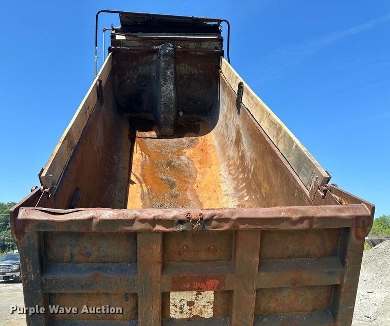 image for item DS2258 1995 Ford L8000  dump truck