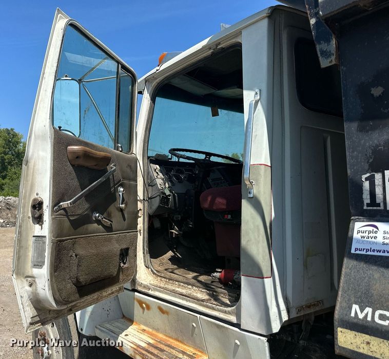 image for item DS2258 1995 Ford L8000  dump truck