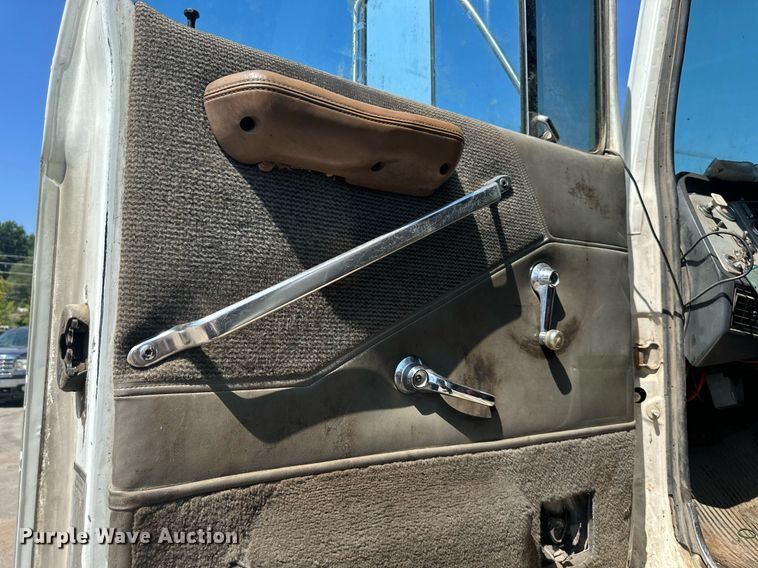 image for item DS2258 1995 Ford L8000  dump truck