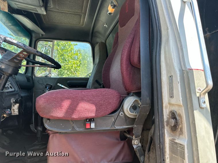 image for item DS2258 1995 Ford L8000  dump truck