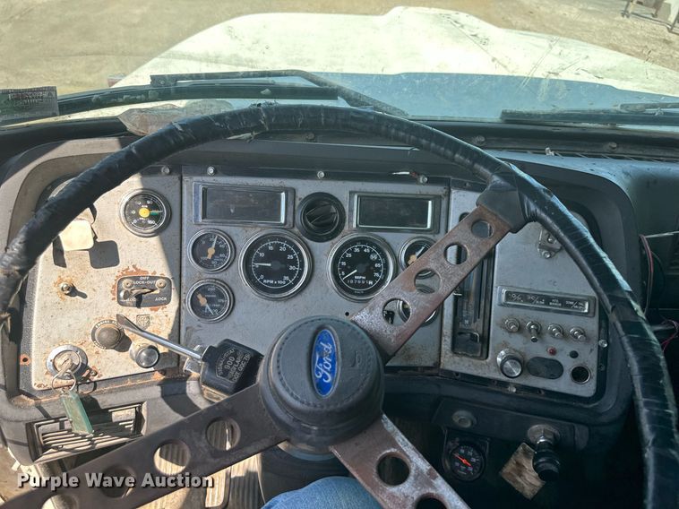 image for item DS2258 1995 Ford L8000  dump truck