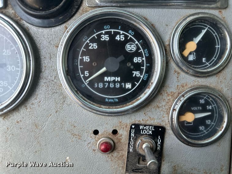 image for item DS2258 1995 Ford L8000  dump truck