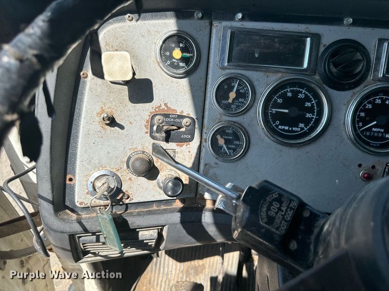 image for item DS2258 1995 Ford L8000  dump truck