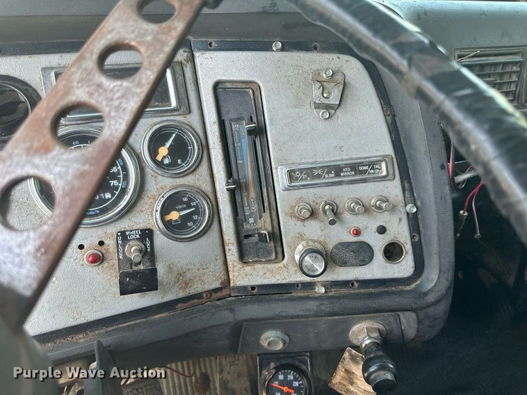 image for item DS2258 1995 Ford L8000  dump truck