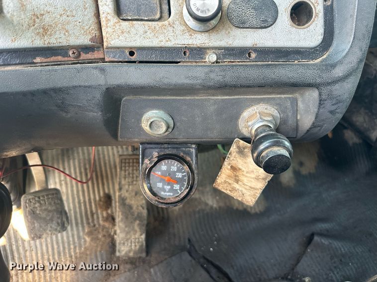 image for item DS2258 1995 Ford L8000  dump truck