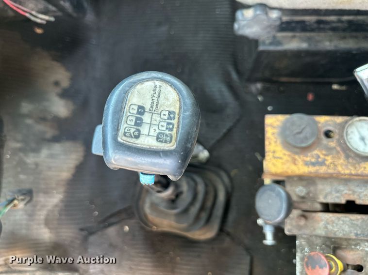 image for item DS2258 1995 Ford L8000  dump truck