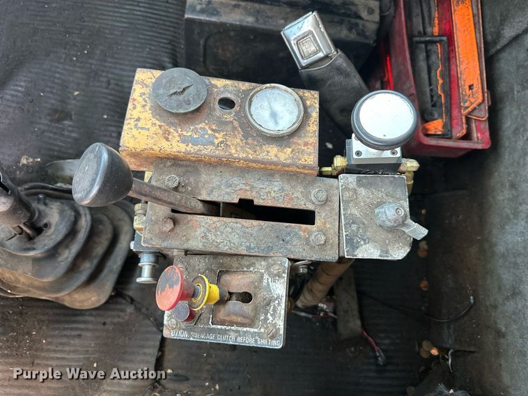 image for item DS2258 1995 Ford L8000  dump truck