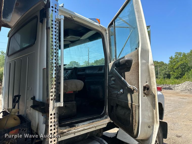 image for item DS2258 1995 Ford L8000  dump truck