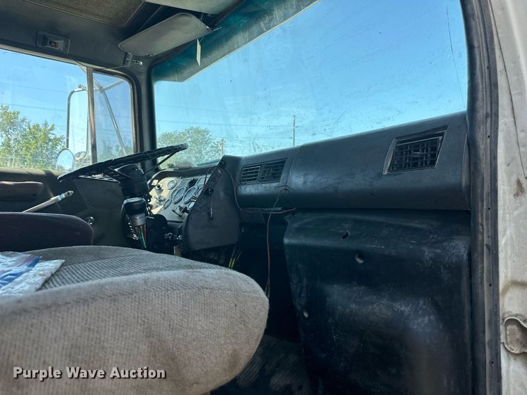 image for item DS2258 1995 Ford L8000  dump truck