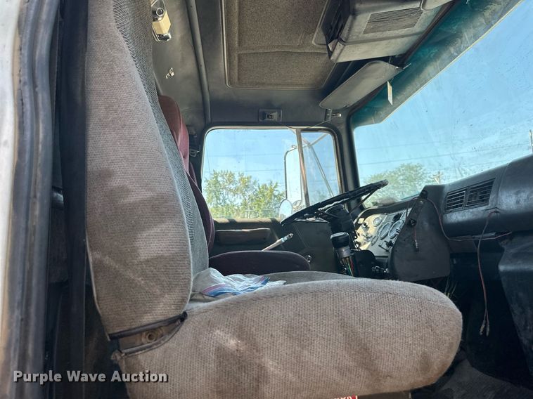 image for item DS2258 1995 Ford L8000  dump truck