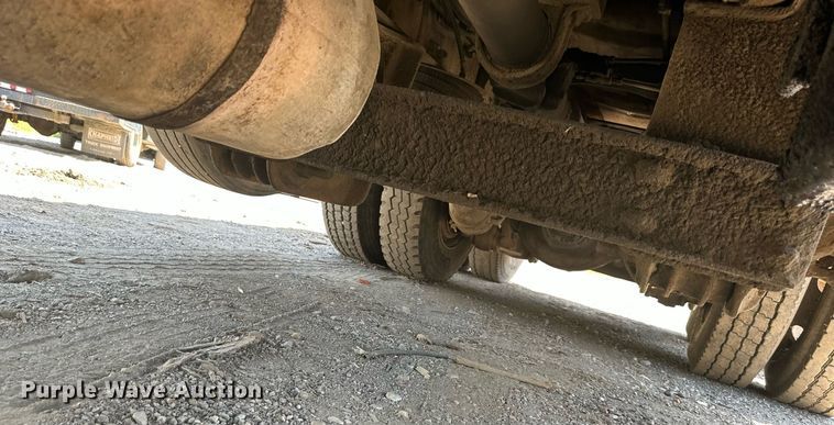 image for item DS2258 1995 Ford L8000  dump truck