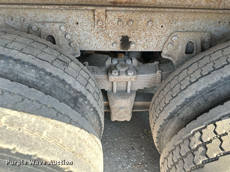 image for item DS2258 1995 Ford L8000  dump truck