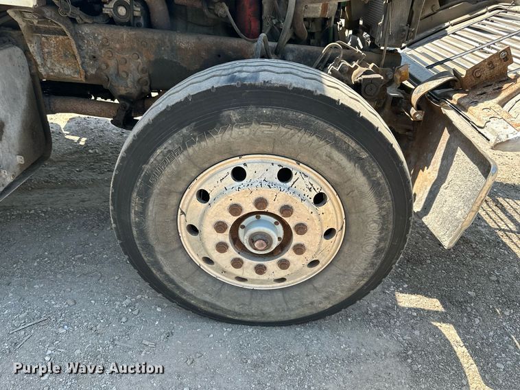 image for item DS2258 1995 Ford L8000  dump truck