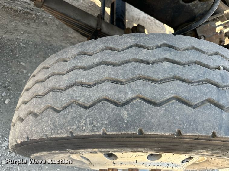 image for item DS2258 1995 Ford L8000  dump truck