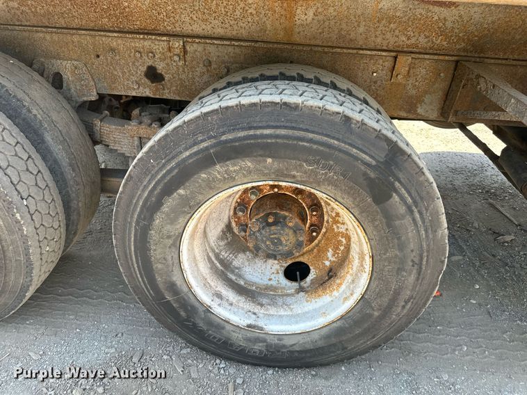 image for item DS2258 1995 Ford L8000  dump truck